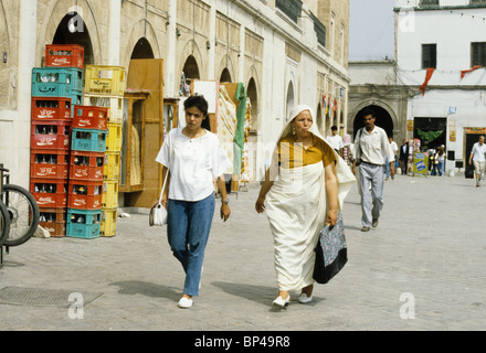 Tunis, Tunesien. Tunesische Frauen, moderne und traditionelle Kleidungsstil, Side by Side. Stockfoto