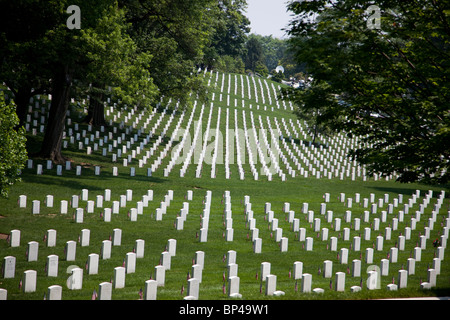 Amerikanische Flaggen Linie jeder Grabstein in Gedenken an Soldaten getötet in der Schlacht am Memorial Day in Arlington Staatsangehörig-Kirchhof. Stockfoto