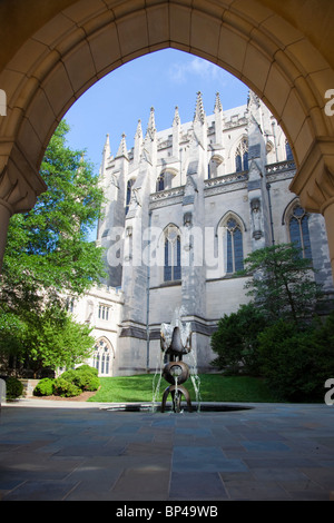 Die Türme von der Washington National Cathedral in Washington, DC ragen in den Himmel.  Draußen, spritzt ein Brunnen Wasser. Stockfoto