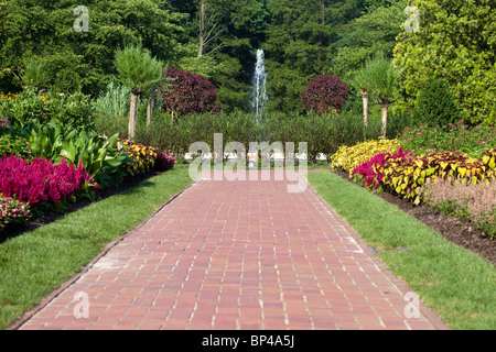 Ein Brunnen ziert eine der vielen Erscheinungsformen in Longwood Gardens in Kennett Square, Pennsylvania. Stockfoto