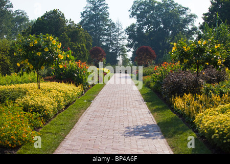 Ein Brunnen ziert eine der vielen Erscheinungsformen in Longwood Gardens in Kennett Square, Pennsylvania. Stockfoto