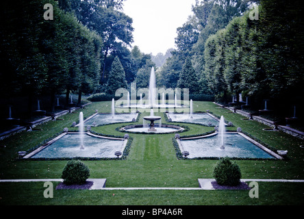 In Longwood Gardens in Pennsylvania beherbergt die Italienisch-Wasser-Garten 18 blau gekachelten Becken, die Wasser von 600 Wasserstrahlen zu fangen. Stockfoto