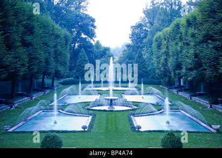 In Longwood Gardens in Pennsylvania beherbergt die Italienisch-Wasser-Garten 18 blau gekachelten Becken, die Wasser von 600 Wasserstrahlen zu fangen. Stockfoto