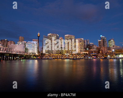 Die schöne Nacht Skyline von Sydney, Australien vom Darling Harbour gesehen. Stockfoto