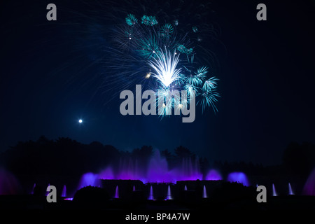 Jedes Jahr setzt Longwood Gardens in Kennett Square, Pennsylvania auf 30-minütige "Feuerwerk und Brunnen" Aufführungen. Stockfoto