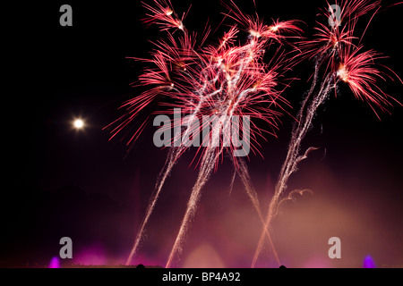 Jedes Jahr setzt Longwood Gardens in Kennett Square, Pennsylvania auf 30-minütige "Feuerwerk und Brunnen" Aufführungen. Stockfoto