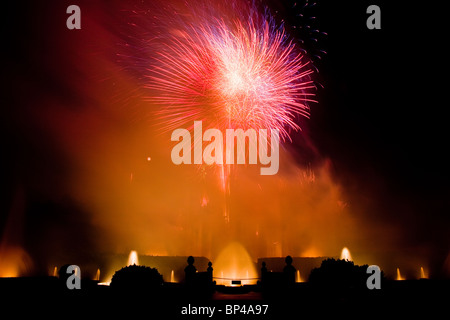 Jedes Jahr setzt Longwood Gardens in Kennett Square, Pennsylvania auf 30-minütige "Feuerwerk und Brunnen" Aufführungen. Stockfoto