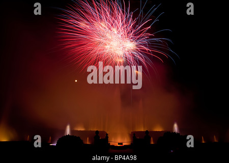 Jedes Jahr setzt Longwood Gardens in Kennett Square, Pennsylvania auf 30-minütige "Feuerwerk und Brunnen" Aufführungen. Stockfoto