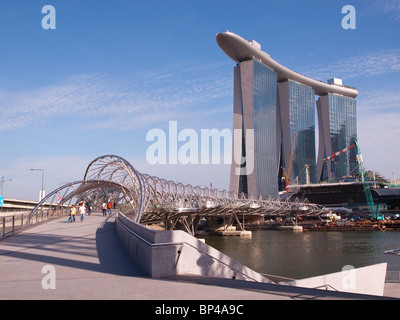 Marina Bay Sands erhebt sich über die Doppel-Helix-Brücke in Singapur. Stockfoto