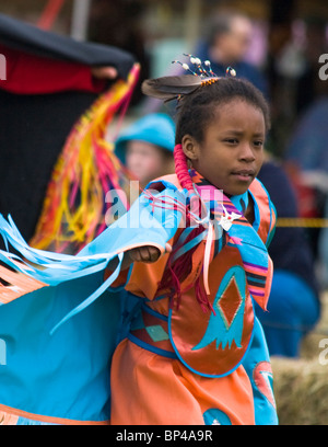 Eine ausgefallene Tänzerin tanzt bei der Heilung Pferd Geist PowWow in Mt. Airy, Maryland. Stockfoto