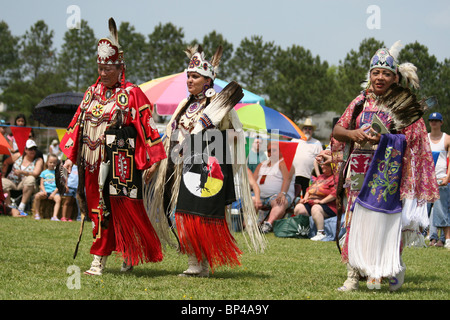 Indianische Frauen in traditionellen Insignien-Parade in der Tanz-Kreis an den 8. jährlichen Red Wing PowWow in Virginia Beach Stockfoto