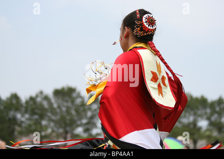 Ein indianischer Tänzer führt ein "Fancy Tanz" an den 8. jährlichen Red Wing PowWow in Virginia Beach, Virginia. Stockfoto