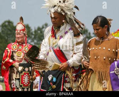 Native Americans in traditionellen Insignien-Parade in der Tanz-Kreis an den 8. jährlichen Red Wing PowWow in Virginia Beach Stockfoto