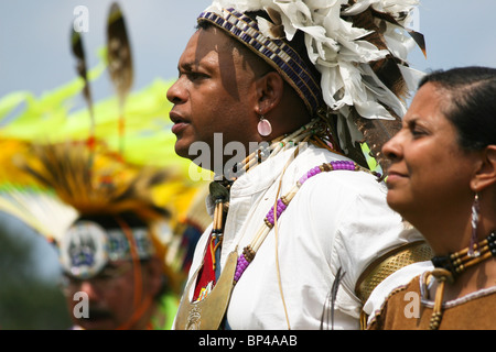 Native Americans in traditionellen Insignien-Parade in der Tanz-Kreis an den 8. jährlichen Red Wing PowWow in Virginia Beach Stockfoto