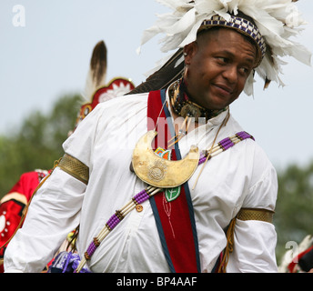 Eine indianische Mann Tänze in traditionellen Insignien an den 8. jährlichen Redwing PowWow in Virginia Beach, Virginia. Stockfoto