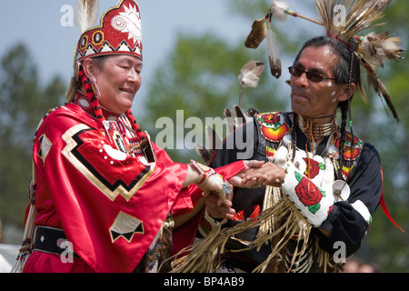 Native Americans in traditionellen Insignien Tanz an den 8. jährlichen Redwing PowWow in Virginia Beach, Virginia. Stockfoto