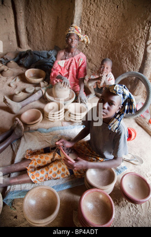 In Kalabougou in der Nähe von Segou, Mali haben Frauen der Schmiede Bevölkerung seit Jahrhunderten als traditionelles Töpfer gearbeitet. Stockfoto
