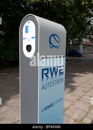 Neue Elektro-Auto Plug-in-Ladestation von RWE auf Berliner Straße Deutschland betrieben Stockfoto