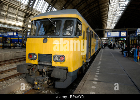 Trainieren Sie, warten darauf, vom Amsterdamer Hauptbahnhof fahren Stockfoto