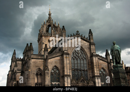 St Giles Cathedral unter einem dramatischen, stürmischen Himmel, Edinburgh Stockfoto