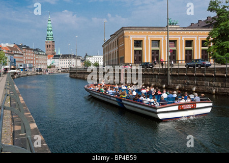 Hafenrundfahrt durch Frederiksholm Kanal in Kopenhagen mit Thorvaldsens Museum Schiff geht auf der rechten Seite. Stockfoto