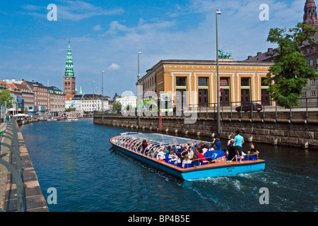 Hafenrundfahrt durch Frederiksholm Kanal in Kopenhagen mit Thorvaldsens Museum Schiff geht auf der rechten Seite. Stockfoto