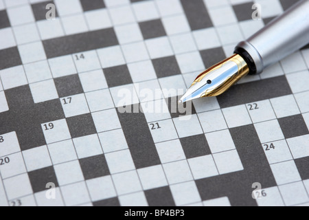 Füllhalter Feder auf einer leeren Kreuzworträtsel in einer Zeitung im Vereinigten Königreich Stockfoto