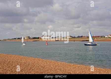 Yachten auf dem River Deben, gegenüber Bawdsey Fähre nach Felixstowe Fähre, Suffolk suchen. Stockfoto