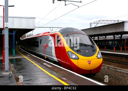 UK, Jungfrau Stagecoach Züge Class 390, 025 Pendolino Zug am Bahnsteig Stockport Stockfoto