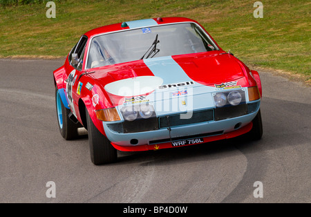 1972 Ferrari 365 GTB/4 Daytona LM mit Fahrer Sally Mason-Styrron auf dem 2010 Goodwood Festival der Geschwindigkeit, Sussex, England, UK. Stockfoto