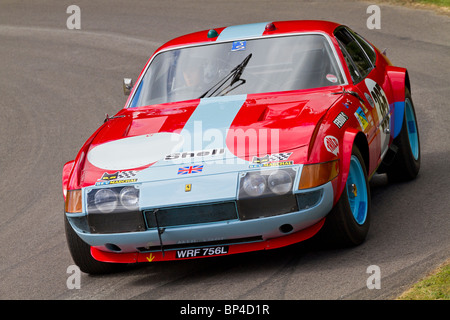 1972 Ferrari 365 GTB/4 Daytona LM mit Fahrer Sally Mason-Styrron auf dem 2010 Goodwood Festival der Geschwindigkeit, Sussex, England, UK. Stockfoto