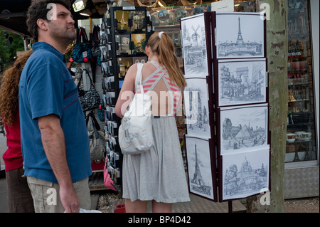 Paris, Frankreich, Paar Junge Touristen besuchen den Eiffelturm und kaufen Souvenirs in einem lokalen Shop Stockfoto