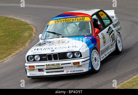 BMW M3 E30 1989 mit Fahrer Steve Soper auf der 2010 Goodwood Festival of Speed, Sussex, England, UK. Stockfoto