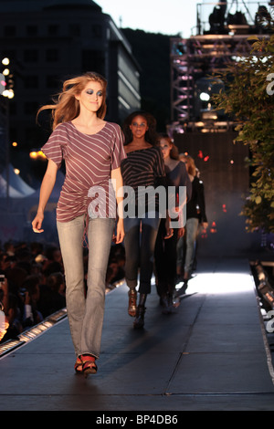 Das 10-jährige Bestehen der Montreal-Design und Mode-Festival, organisiert von Empfindung Modus bei McGrill College Avenue. Stockfoto