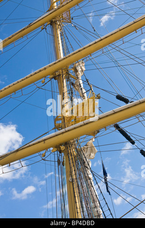 Mast und Yards (Holme) auf ein Quadrat in Ordnung gebracht Segelschiff. Stockfoto