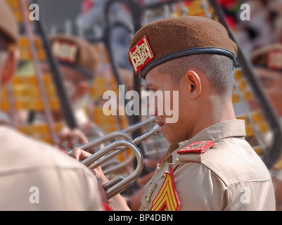 Musiker in einer indonesischen Band. Spielen am Kai neben einer indonesischen Segelschiff während der Tall Ships Race, 2010. Stockfoto