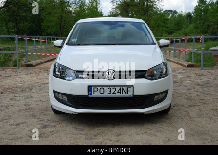 Volkswagen Polo 1,2 TDI BlueMotion - meine deutschen beliebte Kleinwagen 2010 - weiß - Eco Stadtauto, B-Segment - in einem park Stockfoto