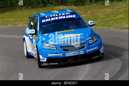 2010 Chevrolet Cruze BTCC Auto mit Fahrer Alex MacDowell beim 2010 Goodwood Festival of Speed, Sussex, England, UK. Stockfoto