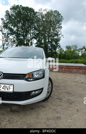 Volkswagen Polo 1,2 TDI BlueMotion - meine deutschen beliebte Kleinwagen 2010 - weiß - Eco Stadtauto, B-Segment - in einem park Stockfoto