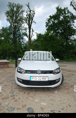 Volkswagen Polo 1,2 TDI BlueMotion - meine deutschen beliebte Kleinwagen 2010 - weiß - Eco Stadtauto, B-Segment - in einem park Stockfoto