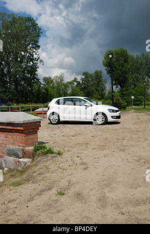 Volkswagen Polo 1,2 TDI BlueMotion - meine deutschen beliebte Kleinwagen 2010 - weiß - Eco Stadtauto, B-Segment - in einem park Stockfoto