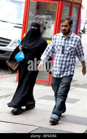 Frau mit Burka auf Street in London Stockfoto