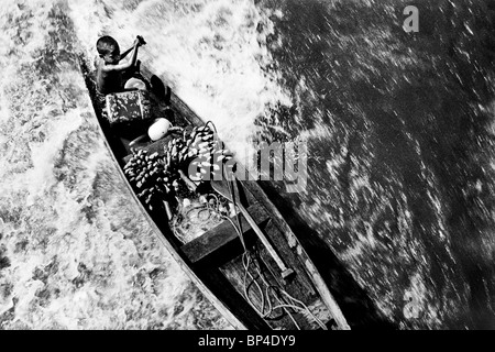 Indische Kinder in ihren Kanus überqueren Amazonas Flüsse rauf und runter mit den großen Booten wie ein Aufzug. Stockfoto