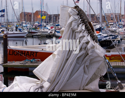 FEIN SÄUBERLICH FURLED SEGEL AUF EINEM HOHEN SCHIFFE RENNEN SCHIFF ANGEDOCKT AN HARTLEPOOL MARINA 2010 Stockfoto