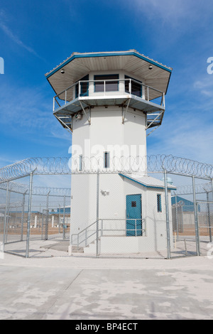 Florida - Februar 2009 - Wachturm umgeben von Maschendrahtzaun mit Stacheldraht an einer correctional Institution in Zentral-Florida Stockfoto