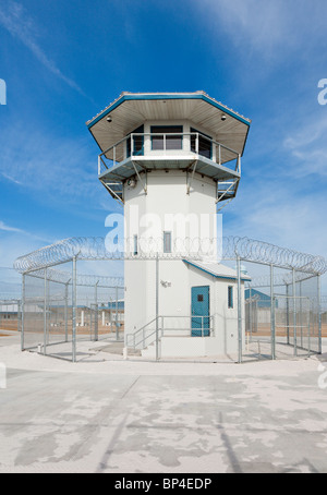 Florida - Februar 2009 - Wachturm umgeben von Maschendrahtzaun mit Stacheldraht an einer correctional Institution in Zentral-Florida Stockfoto