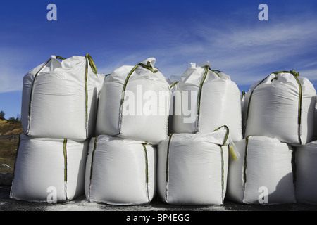 Salz weißen Säcke Reihen gestapelt, Eis Straßen Asphalt zu verhindern Stockfoto