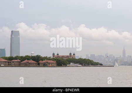 Goldman Sachs, Ellis Island und die Skyline von Manhattan tower in Jersey City, wie von Liberty Island im New Yorker Hafen angesehen. Stockfoto