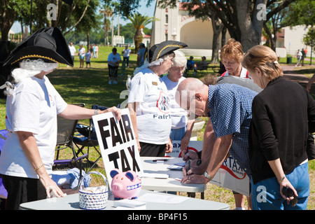 Besorgte Bürger Unterzeichnung Fair Tax Petitionen an ein politisches Ereignis der Tea-Party im Farran Park in Eustis, Florida Stockfoto