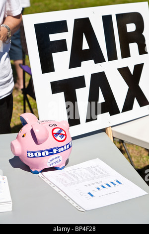 Fairen Steuerwettbewerb Zeichen und Sparschwein auf Tisch mit Petitionen an ein politisches Ereignis der Tea-Party im Farran Park in Eustis, Florida Stockfoto